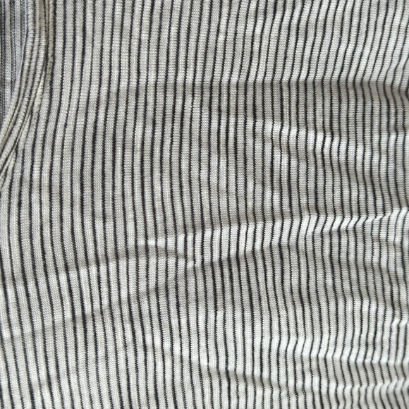 NWOT Old Navy T-shirt women's size medium - Picture 3 of 4